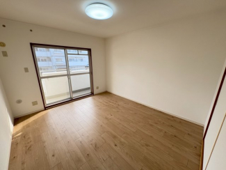 コンパクトで使いやすい洋室です