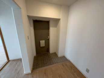 収納もある玄関です