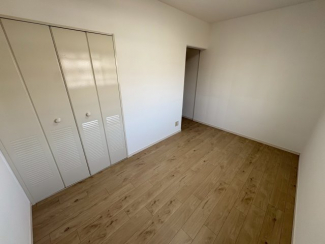 落ち着いた色調の洋室です