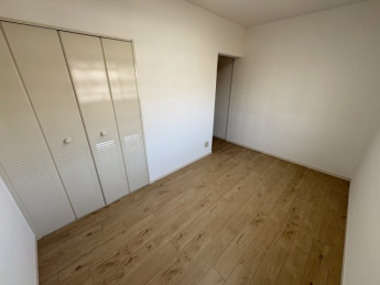 落ち着いた色調の洋室です