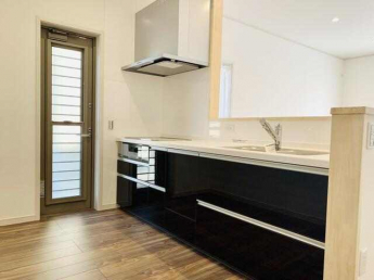 バックセットを置いても２人がストレスなく料理できます！夫婦の