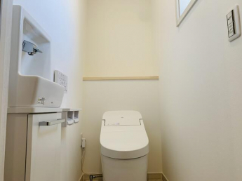 １階トイレはタンクレス＋手洗い器