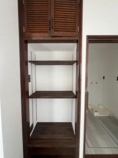 部屋中央に電話配線等をまとめました。