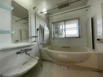 広々としたお風呂で、窓があります。