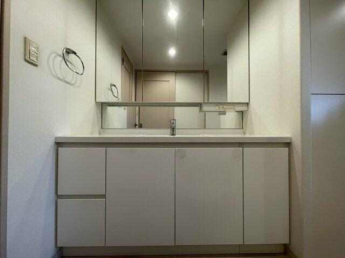 三面鏡の独立洗面台です。