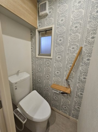 温水洗浄便座！おしゃれな手すり付きペーパーホルダー♪収納棚もあって便利！