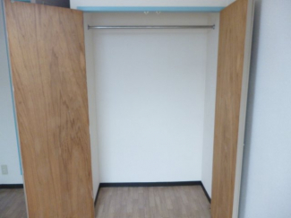 洋室には大きな収納があります