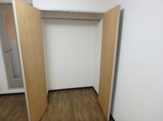 洋室には大きな収納があります