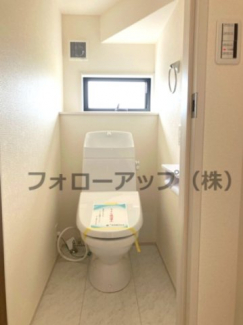 落ち着いた色調のトイレです