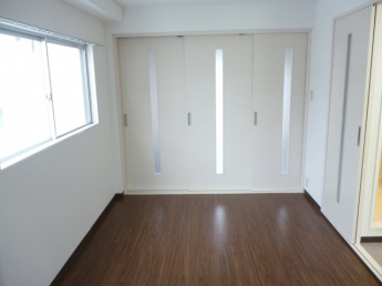 明るい色調の室内です