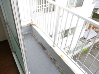 バルコニーからの眺めを楽しみながら食事をしませんか