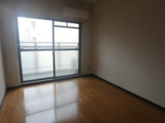 ゆったり過ごせる居間です