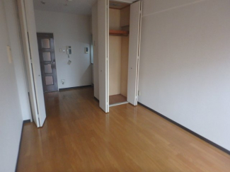 広くて明るい寝室