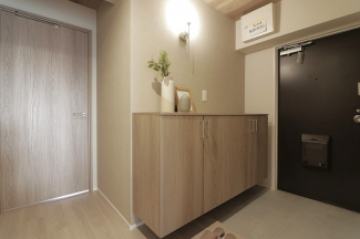 収納もある玄関です