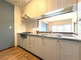 シンプルなデザインと使いやすさを兼ね備えた対面式システムキッチンは、効率的な作業スペースを提供し、家族やゲストとのコミュニケーションを促進します。