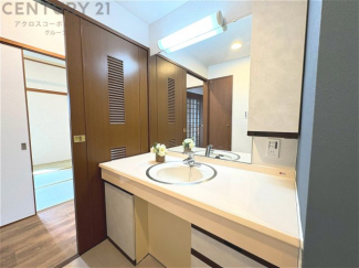 化粧品や洗顔料、歯ブラシなどの必需品をまとめて置ける収納スペースがあり、使用するたびに取り出す手間が省けます。また、水回りのため、濡れても大丈夫な素材が使用されており、お手入れが簡単です。