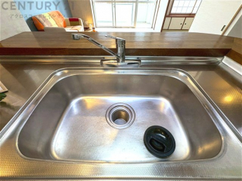 大きなシンクでお鍋などの大きな調理器具を洗う際にも便利です。