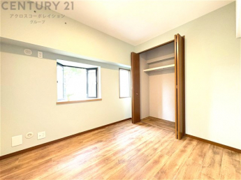 明るい色合いのフローリングとクロスを使用した洋室は家具やインテリアとも調和しやすく空間が広く感じられ開放感を生み出します。自然光を効果的に反射し、室内を明るく保つため、日中の照明使用を抑えられます。