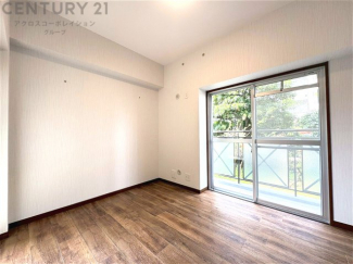 寝室…リラックスできるプライベート空間で、快適な睡眠をサポート。個人の好みに合わせたインテリアや寝具で心地良さを追求。プライベートな時間を過ごし、リフレッシュする場所におすすめです。