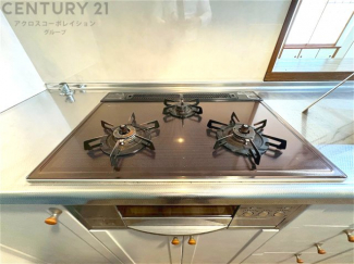 多数の調理器具を同時に使用でき、料理の効率化が可能。省エネで節約になり、様々な料理スタイルに適応できます。また、火力調整が独立しており、手入れや掃除もしやすく、今よりもっとお料理が楽しくなるかも。