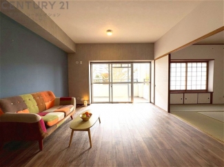 キッチン前のダイニングスペース　カウンターキッチンから料理の受け渡し等に便利です。ダイニングセットを置いても十分な広さを確保。