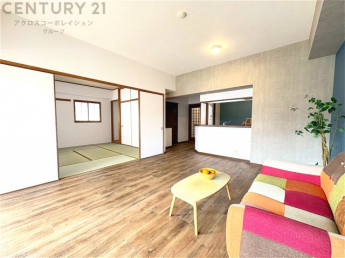 リビングダイニングは家族や友人とのコミュニケーションを楽しむ場所でくつろぎながら食事や会話を楽しめ、多目的に利用できリラックスできる空間です。家庭内の中心として機能し、快適な生活をサポートします。