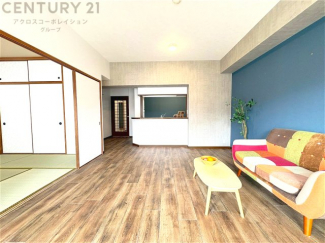 リビングダイニングは家族や友人とのコミュニケーションを楽しむ場所でくつろぎながら食事や会話を楽しめ、多目的に利用できリラックスできる空間です。家庭内の中心として機能し、快適な生活をサポートします。