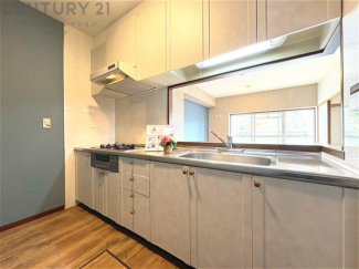 シンプルなデザインと使いやすさを兼ね備えた対面式システムキッチンは、効率的な作業スペースを提供し、家族やゲストとのコミュニケーションを促進します。