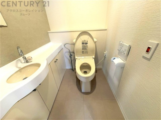 温水洗浄便座付トイレは温水洗浄機能により、暖かい水でおしりを洗浄することができ、冷たい水を使う従来の便座に比べ、温水洗浄機能で暖かいトイレを提供し、快適な使用を可能にします。