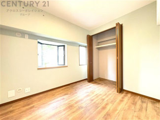 明るい色合いのフローリングとクロスを使用した洋室は家具やインテリアとも調和しやすく空間が広く感じられ開放感を生み出します。自然光を効果的に反射し、室内を明るく保つため、日中の照明使用を抑えられます。