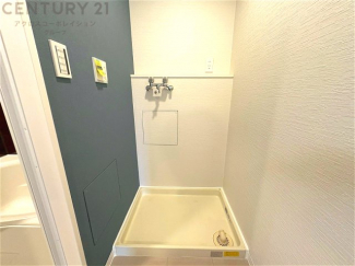 洗濯物の仕分け作業がしやすく、整理整頓が容易になります。洗濯音や湿気を他の部屋に持ち込まず、生活環境を快適に保ちます。上部を活用すれば収納スペースを確保でき洗剤や洗濯用品の整理もしやすくなります。