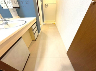 衣服の収納や脱ぎ着や整理整頓がしやすく、湿った衣類を乾燥させるスペースがありカビや臭いの発生を防ぎます。床の汚れを他の部屋に持ち込まず清潔を保つことができます。また快適な入浴環境の整備にも役立ちます。