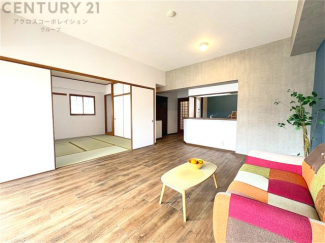 リビングダイニングは家族や友人とのコミュニケーションを楽しむ場所でくつろぎながら食事や会話を楽しめ、多目的に利用できリラックスできる空間です。家庭内の中心として機能し、快適な生活をサポートします。