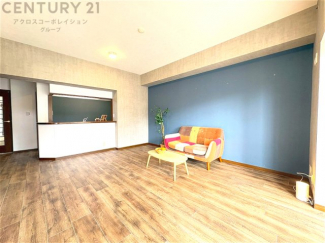 キッチン前のダイニングスペース　カウンターキッチンから料理の受け渡し等に便利です。ダイニングセットを置いても十分な広さを確保。