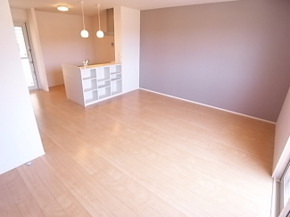 アクセントクロスでオシャレなリビング