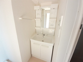 ゆったりとスペースのある洗面所