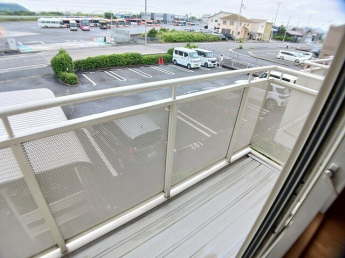 暖かな日差しのふりそそぐバルコニー