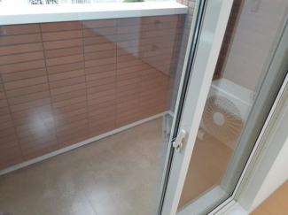 暖かな日差しのふりそそぐバルコニー