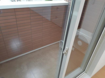 暖かな日差しのふりそそぐバルコニー