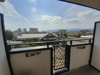 外からの目が気にならないバルコニーで洗濯物が干せます