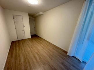 落ち着いた色調の洋室です