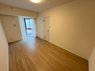 落ち着いた色調の洋室です