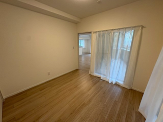 コンパクトで使いやすい洋室です