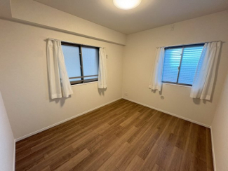 スタンダードな洋室です