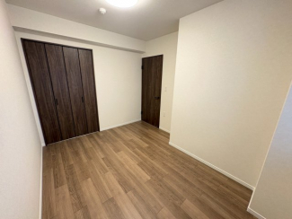 落ち着いた色調の洋室です