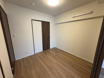 コンパクトで使いやすい洋室です