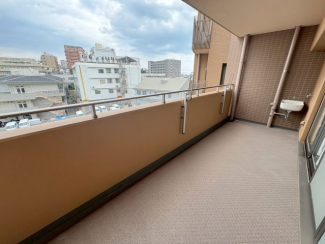 外からの目が気にならないバルコニーで洗濯物が干せます