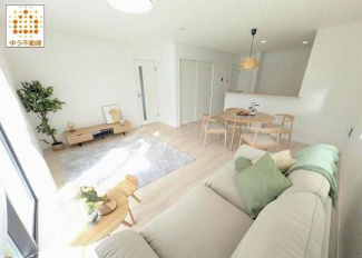 光が降り注ぐ明るいリビング　落ち着きのある空間はくつろぎの時