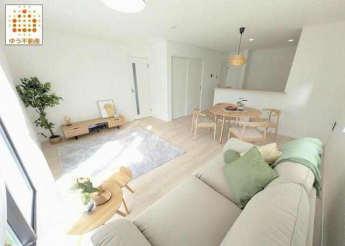 光が降り注ぐ明るいリビング　落ち着きのある空間はくつろぎの時