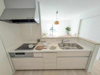 広くとられたキッチンスペースで縦横無尽に料理を楽しんでいただ